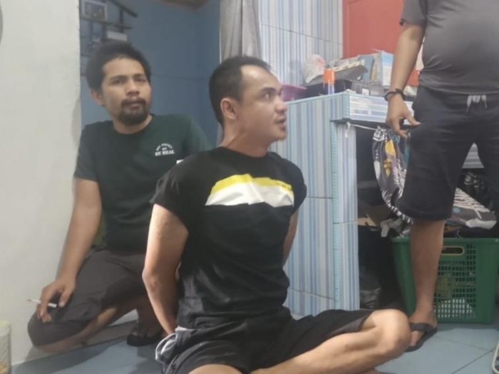 Lucky Alvio Pratama (34) diringkus polisi. Ia mencuri uang neneknya Rp 230 juta untuk membeli sepeda motor hingga narkoba.