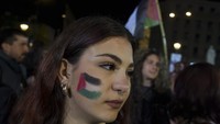 Mereka memprotes konflik yang sedang berlangsung antara Israel dan kelompok Islam Palestina Hamas di Gaza.
