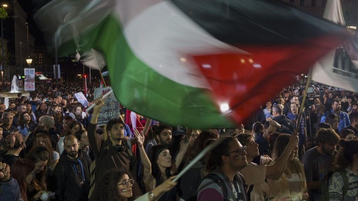 Mahasiswa Yunani Ikut Suarakan Aksi Bela Palestina Students wave Palestinian flags as they take part in a protest outside the rectory of the University of Athens, in central Athens, on Monday, May 13, 2024, in solidarity with pro-Palestinian campus demonstrations in the United States. Similar protests are being held in several other Greek cities. (AP Photo/Petros Giannakouris)