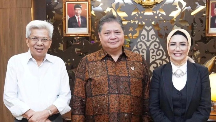 Mawardi Yahya dan Anita Noeringhati bersama Airlangga Hartarto.