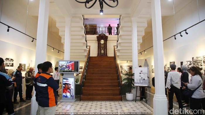 Melihat Lebih Dekat Antara Heritage Center Antara Heritage Center yang berlokasi di kasawan Pasar Baru, Jakarta Pusat diresmikan hari ini. Kompleks ini di antaranya untuk Kantor Berita Antara. Yuk intip suasananya.