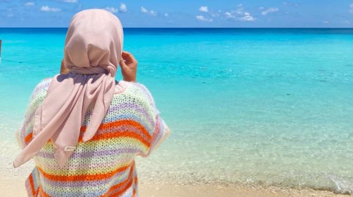 Melly, salah seorang wisatawan, saat mengabadikan momen di Pulau Bahuluang, Kabupaten Kepulauan Selayar, Sulsel.