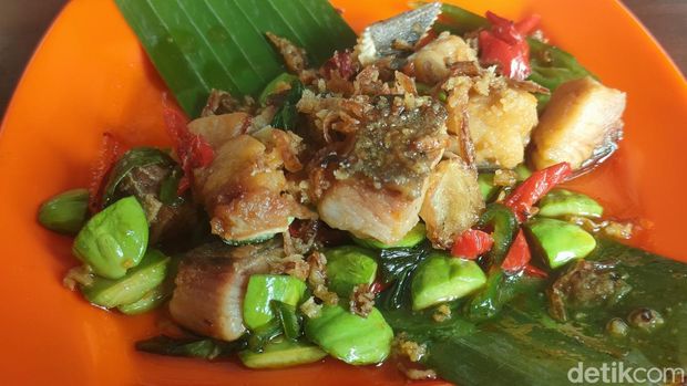 Menjajal jengkol goreng gahar hingga tumis jambal pete yang duhai di Garut.
