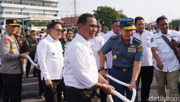Mentan Amran Sulaiman memberangkatkan bantuan alsintan ke Merauke dari Dermaga Madura Koarmada II, Ujung, Surabaya
