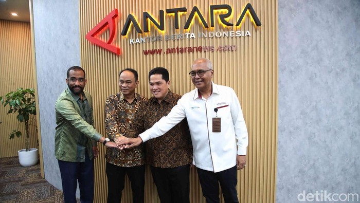Momen Erick Thohir dan Budi Arie Resmikan ANTARA Heritage Center Menteri BUMN Erick Thohir, Menkominfo Budi Arie Setianto dan Direktur Utama LKBN Antara Akhmad Munir melakukan peresmian Komplek Antara Heritage Center (AHC) di Pasar Baru, Jakarta Pusat, Kamis (14/5/2024).