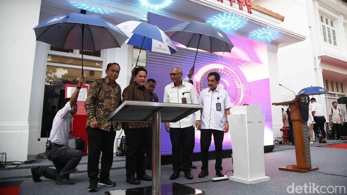 Momen Erick Thohir dan Budi Arie Resmikan ANTARA Heritage Center Menteri BUMN Erick Thohir, Menkominfo Budi Arie Setianto dan Direktur Utama LKBN Antara Akhmad Munir melakukan peresmian Komplek Antara Heritage Center (AHC) di Pasar Baru, Jakarta Pusat, Kamis (14/5/2024).