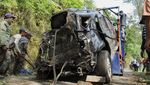 Momen Evakuasi Mobil Terperosok di Jalur Gunung Bromo