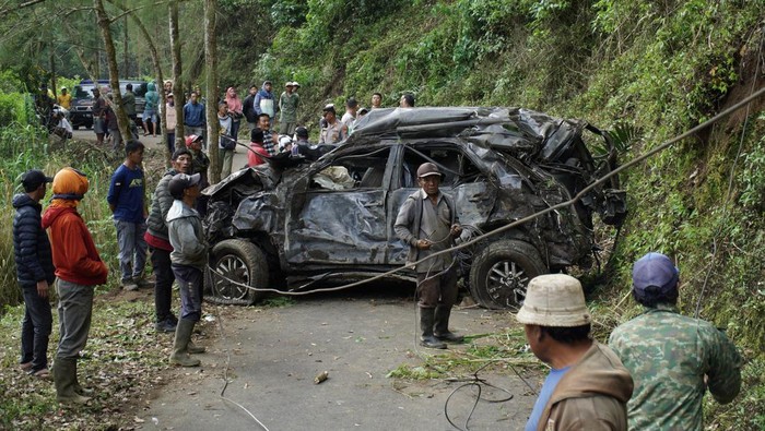 Momen Evakuasi Mobil Kecelakaan di Jalur Gunung Bromo Petugas mengevakuasi mobil dengan nomor polisi B 1683 TJG yang terjun ke jurang di Desa Ngadas, Kecamatan Poncokusumo, Kabupaten Malang, Jawa Timur, Selasa (14/5/2024). Kecelakaan tunggal yang terjadi di jalur kawasan Taman Nasional Bromo Tengger Semeru (TNBTS) pada Senin (13/5) malam tersebut menyebabkan empat orang meninggal dunia dan lima lainnya luka-luka. ANTARA FOTO/Irfan Sumanjaya/nym.