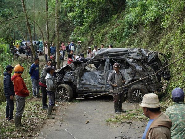 Momen Evakuasi Mobil Terperosok di Jalur Gunung Bromo