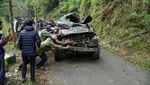 Momen Evakuasi Mobil Terperosok di Jalur Gunung Bromo