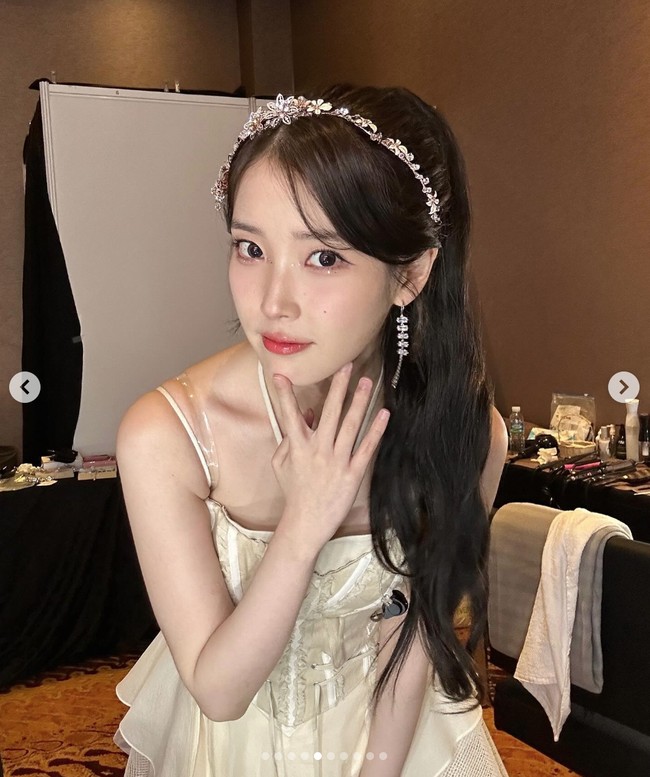 IU tak hanya dikenal sebagai solois dan aktris sukses tapi juga standar kecantikan wanita Korea. Bukan tanpa alasan, pemilik nama asli Lee Ji Eun tersebut disebut sebagai tipe ideal banyak pria di sana. Ia memiliki fisik yang diidamkan di Negeri Gingseng. Foto: dok. Instagram @dlwlrma