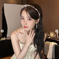 IU tak hanya dikenal sebagai solois dan aktris sukses tapi juga standar kecantikan wanita Korea. Bukan tanpa alasan, pemilik nama asli Lee Ji Eun tersebut disebut sebagai tipe ideal banyak pria di sana. Ia memiliki fisik yang diidamkan di Negeri Gingseng. Foto: dok. Instagram @dlwlrma