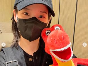 Boneka Naga IU Viral Diserbu Fans RI, Kado Spesial yang Dibawa ke Korea