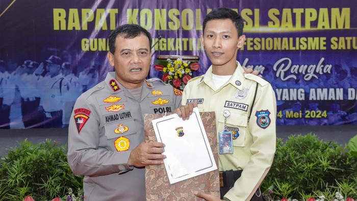 Momen Kapolda Jateng Irjen Ahmad Luthfi memberi penghargaan ke satpam Stasiun Tawang, Semarang, Selasa (14/5/2024).