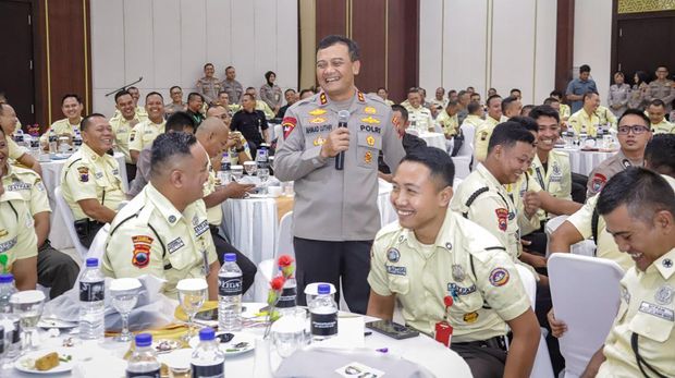 Momen Kapolda Jateng Irjen Ahmad Luthfi memberi penghargaan ke satpam Stasiun Tawang, Semarang, Selasa (14/5/2024).