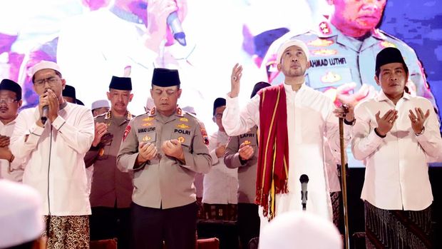 Momen Kapolda Jateng Irjen Ahmad Luthfi saat mengikuti acara salawatan di Rembang, Senin (13/5/2024) malam.
