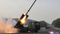 Bulan lalu, Kim memeriksa uji coba peluncuran roket ganda 240 mm dan dia mengatakan sistem peluncuran roket ganda 240 mm akan “membawa perubahan strategis dalam memperkuat kemampuan artileri militer negara tersebut.  