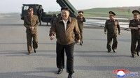 Laporan KCNA mengatakan Kim mempelajari versi terbaru dari sistem peluncur roket ganda 240 mm yang diperbarui secara teknis dan menyaksikan uji coba peluru kendali untuk beberapa peluncur roket yang diproduksi di berbagai perusahaan industri pertahanan nasional.  