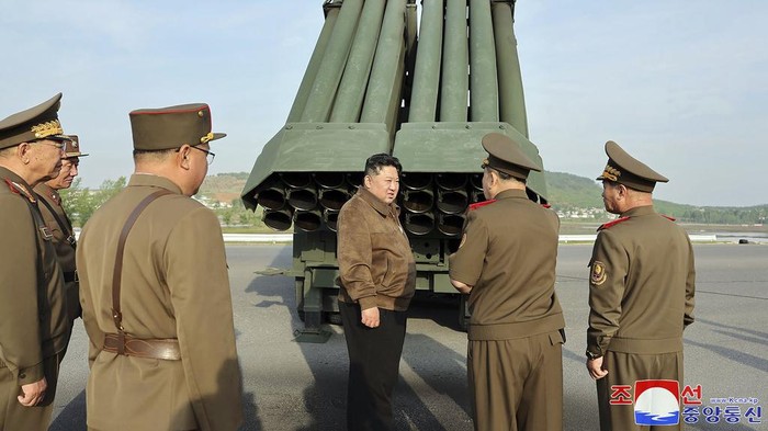 Momen Kim Jong Un Pantau Uji Coba Senjata Mematikan Terbaru Korut