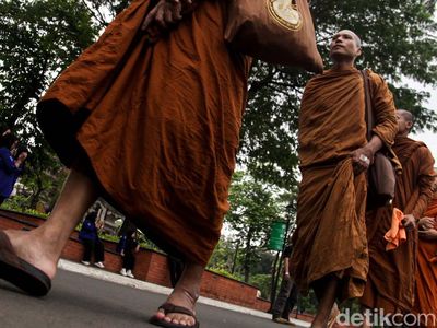 40 Bhikkhu Jalani Ritual Thudong Jalan Kaki 500 Km Jakarta-Borobudur