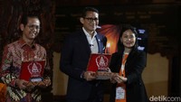Menparekraf Sandiaga Uno dan Wamen BUMN Kartika Wirjoatmodjo ikut menyambut Bhikkhu.   