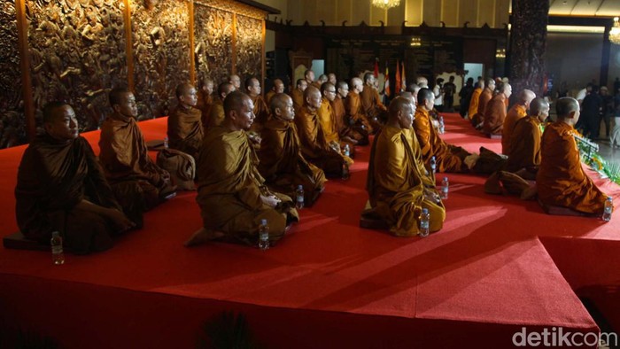 Momen Penyambutan Bhikkhu Thudong di TMII Dalam rangka menyambut Hari Raya Waisak 2568 BE, dilaksanakan Bhikkhu Thudong menuju Candi Borobudur. Untuk itu, digelar acara penyambutan Bhikkhu Thudong di TMII.