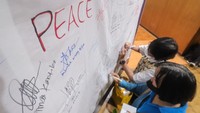 Sejumlah warga menghadiri peringatan enam tahun tragedi bom Surabaya di Gereja Katolik Santa Maria Tak Bercela, Surabaya, Jawa Timur, Senin (13/5/2024).  