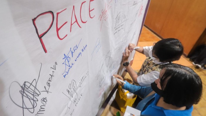 Momen Peringatan 6 Tahun Tragedi Bom Surabaya Warga berdoa sambil membawa lilin saat peringatan enam tahun tragedi bom Surabaya di Gereja Katolik Santa Maria Tak Bercela, Surabaya, Jawa Timur, Senin (13/5/2024). Peringatan tersebut dilakukan dengan doa bersama, penyalaan lilin, dan tabur bunga oleh warga, pemuka agama, keluarga serta kerabat korban. ANTARA FOTO/Rizal Hanafi/aww.