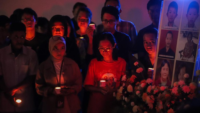Momen Peringatan 6 Tahun Tragedi Bom Surabaya Warga berdoa sambil membawa lilin saat peringatan enam tahun tragedi bom Surabaya di Gereja Katolik Santa Maria Tak Bercela, Surabaya, Jawa Timur, Senin (13/5/2024). Peringatan tersebut dilakukan dengan doa bersama, penyalaan lilin, dan tabur bunga oleh warga, pemuka agama, keluarga serta kerabat korban. ANTARA FOTO/Rizal Hanafi/aww.
