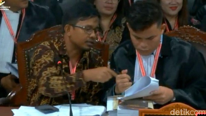 Momen pihak KPU tegur kuasa hukumnya. (Brigitta/detikcom)