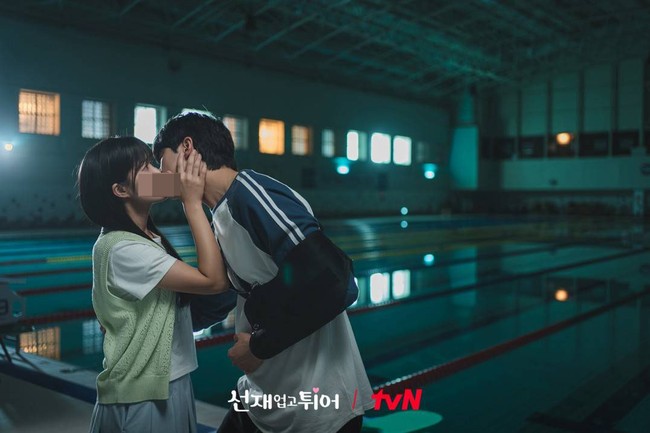 Dalam episode ketiga Lovely Runner, keduanya beradegan ciuman untuk pertama kali di kolam renang sekolah. Foto: dok. tvN