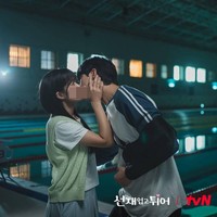 Dalam episode ketiga Lovely Runner, keduanya beradegan ciuman untuk pertama kali di kolam renang sekolah. Foto: dok. tvN