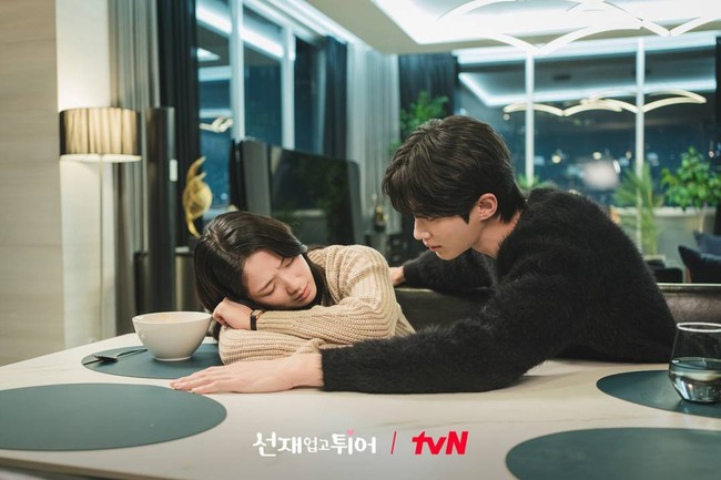 Drama Korea Lovely Runner ramai menjadi perbincangan selama penayangannya. Drama komedi romantis ini menampilkan chemistry aktor tampan Byeon Woo Seok dan si cantik Kim Hye Yoon. Foto: dok. tvN