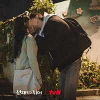 Pada akhirnya Sun Jae menyadari Im Sol berasal dari masa depan, melakukan perjalanan waktu ke masa lalu untuk menyelamatkannya dan benar-benar menyukainya. Keduanya menitihkan air mata dan beradegan ciuman romantis. Foto: dok. tvN