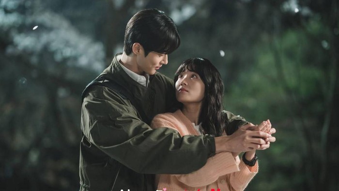 Momen Romantis Drakor Lovely Runner, Bikin Fans Baper Guling-Guling