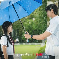 Perkembangan episode Lovely Runner sukses bikin penggemar tegang dan baper. Drama ini mengikuti kisah Kim Hye Yoon sebagai Im Sol, yang melakukan perjalanan waktu ke masa lalu dan bertemu idolanya Sun Jae, yang diperankan Byeon Woo Seok sebelum bunuh diri. Foto: dok. tvN