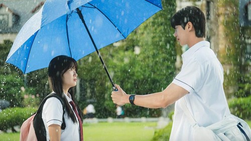 Momen Romantis Drakor Lovely Runner, Bikin Fans Baper Guling-Guling