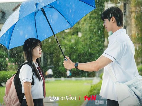 Momen Romantis Drakor Lovely Runner, Bikin Fans Baper Guling-Guling