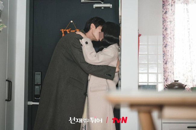 Saat Im Sol kembali ke masa depan, nasibnya dan Sun Jae telah berubah. Sun Jae pun tak ingin melewatkan kesempatan untuk menyatakan perasaannya yang terpendam selama 15 tahun. Keduanya berciuman panas dalam episode enam. Foto: dok. tvN