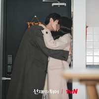 Saat Im Sol kembali ke masa depan, nasibnya dan Sun Jae telah berubah. Sun Jae pun tak ingin melewatkan kesempatan untuk menyatakan perasaannya yang terpendam selama 15 tahun. Keduanya berciuman panas dalam episode enam. Foto: dok. tvN