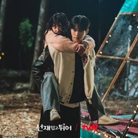 Im Sol punya kesempatan terakhir untuk kembali ke masa lalu dan menyelamatkan Sun Jae. Romansa mereka berlanjut sebagai mahasiswa. Sun Jae tampak menggendong Im Sol yang mabuk berat saat berkemah. Foto: dok. tvN