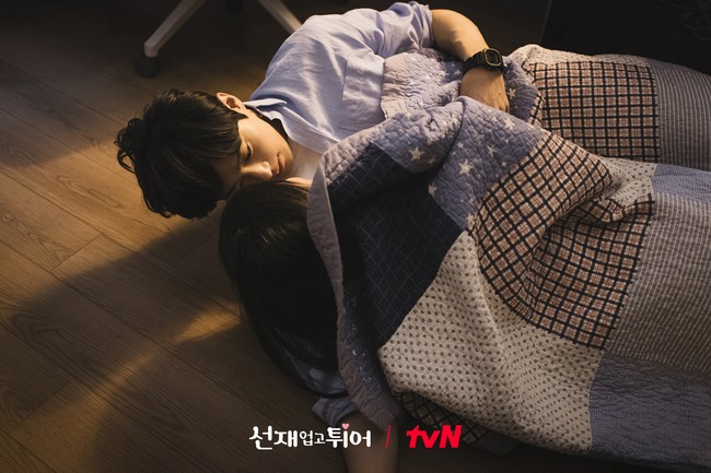Salah satu adegan yang bikin penonton drama Korea Lovely Runner baper dan ngakak. Im Sol tertidur di pelukan Sun Jae dalam kamar kakak laki-lakinya. Foto: dok. tvN