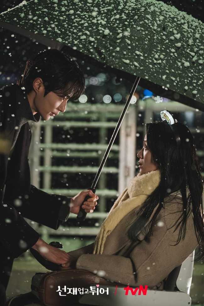 Dengan berbagai cara, Im Sol mencoba menyelamatkan nyawa Sun Jae di masa lalu. Tanpa disadarinya, pria yang diidolakannya itu menyukainya dan pernah menyelamatkan Im Sol dari kecelakaan. Foto: dok. tvN