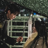 Dengan berbagai cara, Im Sol mencoba menyelamatkan nyawa Sun Jae di masa lalu. Tanpa disadarinya, pria yang diidolakannya itu menyukainya dan pernah menyelamatkan Im Sol dari kecelakaan. Foto: dok. tvN