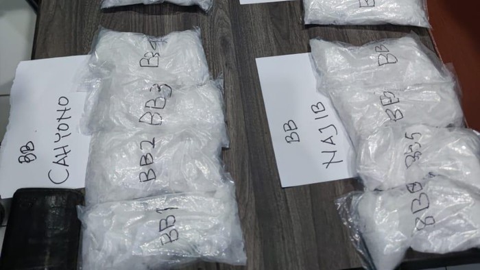 Polisi mengamankan 4 kilogram (Kg) narkoba jenis sabu di Bandara Juwata Tarakan, Kalimantan Utara (Kaltara) yang diselundupkan oleh 4 penumpang.