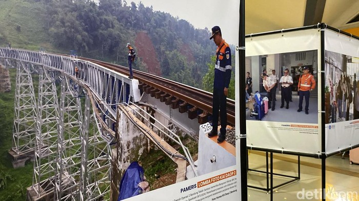 Pameran foto di Stasiun Bandung.