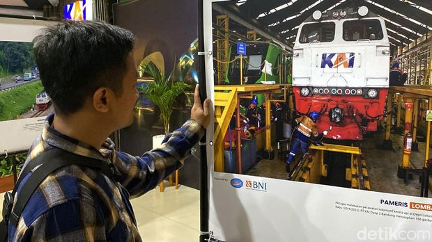 Pameran foto di Stasiun Bandung.