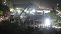 Papan reklame itu roboh akibat hujan lebat dan petir.