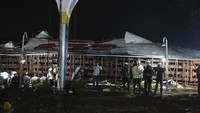 Sejauh ini, sebanyak delapan jenazah telah dikeluarkan dari reruntuhan, kata Gaurav Chauhan, seorang inspektur Pasukan Tanggap Bencana Nasional (NDRF). Sementara empat jenazah lainnya masih terkubur di dalam puing-puing, tambahnya.