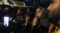 Devendra Fadnavis, wakil kepala menteri negara bagian Maharashtra, mengatakan korban luka dirawat di Rumah Sakit Rajawadi.